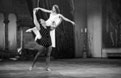 Ein Bild, das Sport, Tänzer, Tanz, Koreografie enthält. Automatisch generierte Beschreibung